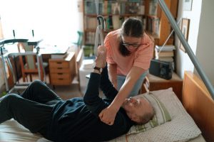 Caregiver che assiste un familiare anziano durante la vita quotidiana