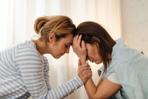 Caregiver familiare riflette sul senso di colpa e sul proprio benessere psicologico