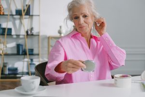 Immagine di sé dopo una malattia: persona anziana che si osserva allo specchio con serenità