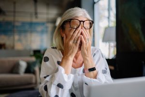 Perdita di pazienza del caregiver durante l'assistenza a un familiare non autosufficiente